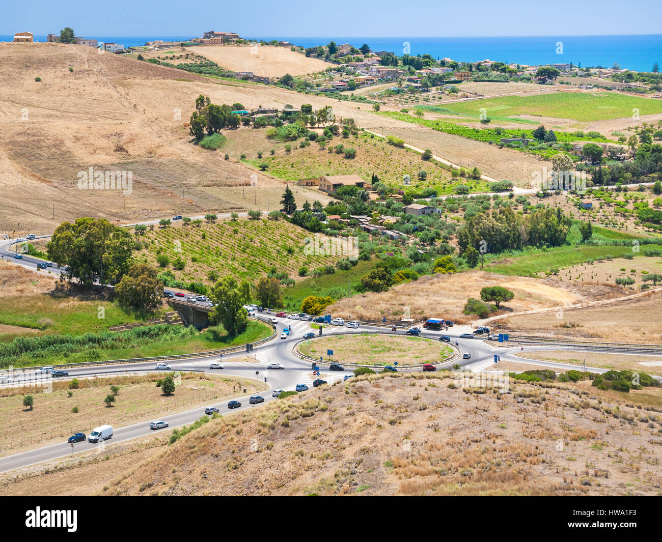 Reisen Sie nach Italien - Straßen und landwirtschaftlichen Felder in der Nähe von Agrigento Stadt auf Küste des Mittelmeeres in Sizilien Stockfoto