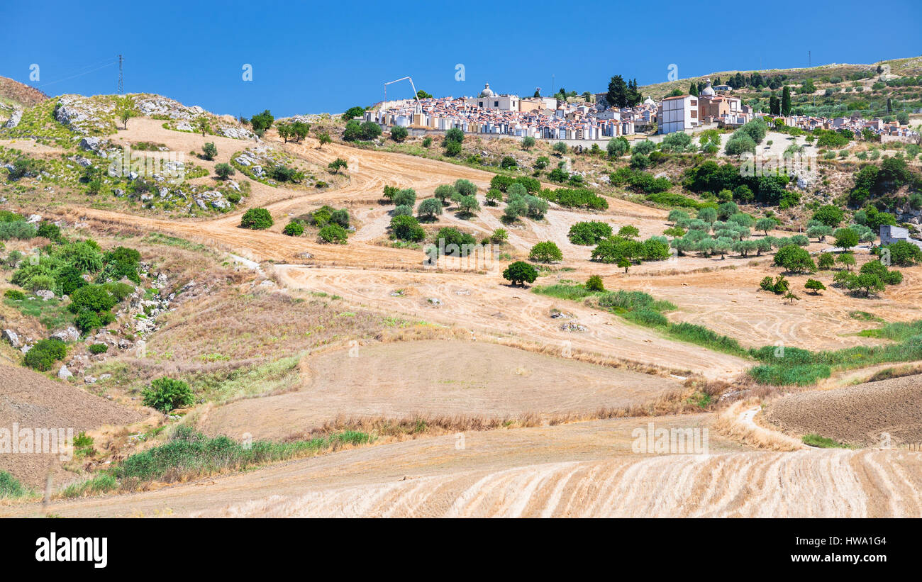 Reisen Sie nach Italien - landwirtschaftliche Felder und Friedhof im südlichen Sizilien im Sommertag Stockfoto