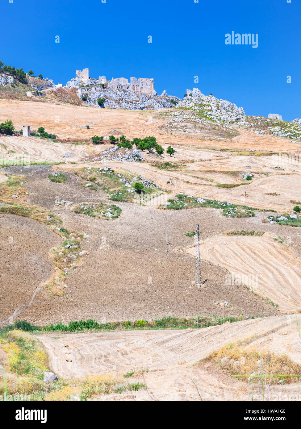 Reisen Sie nach Italien - landwirtschaftliche Felder und Ruinen im südlichen Sizilien im Sommertag Stockfoto