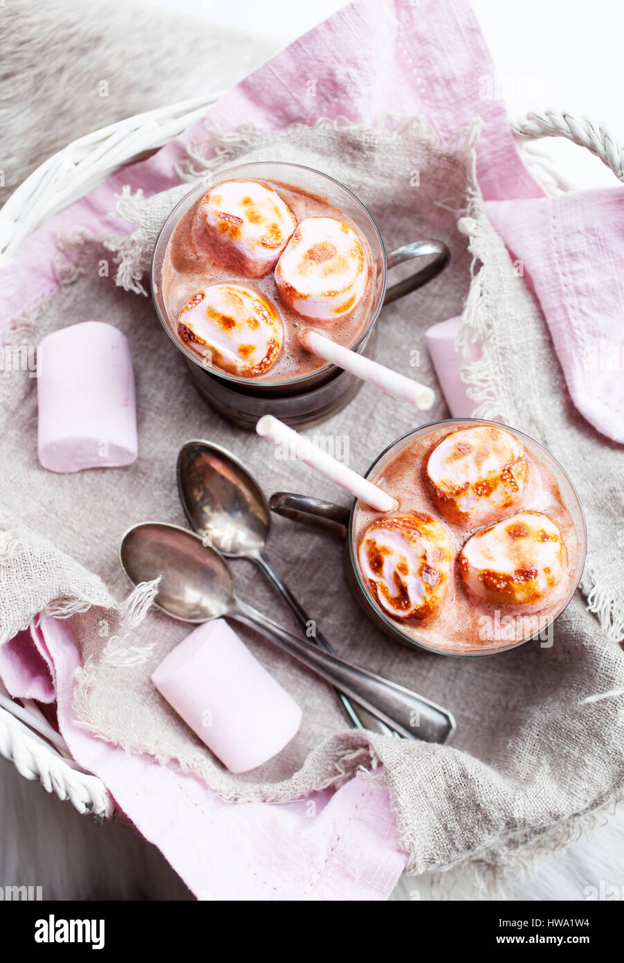 Heiße Schokolade mit rosa gebratene marshmallows Stockfoto