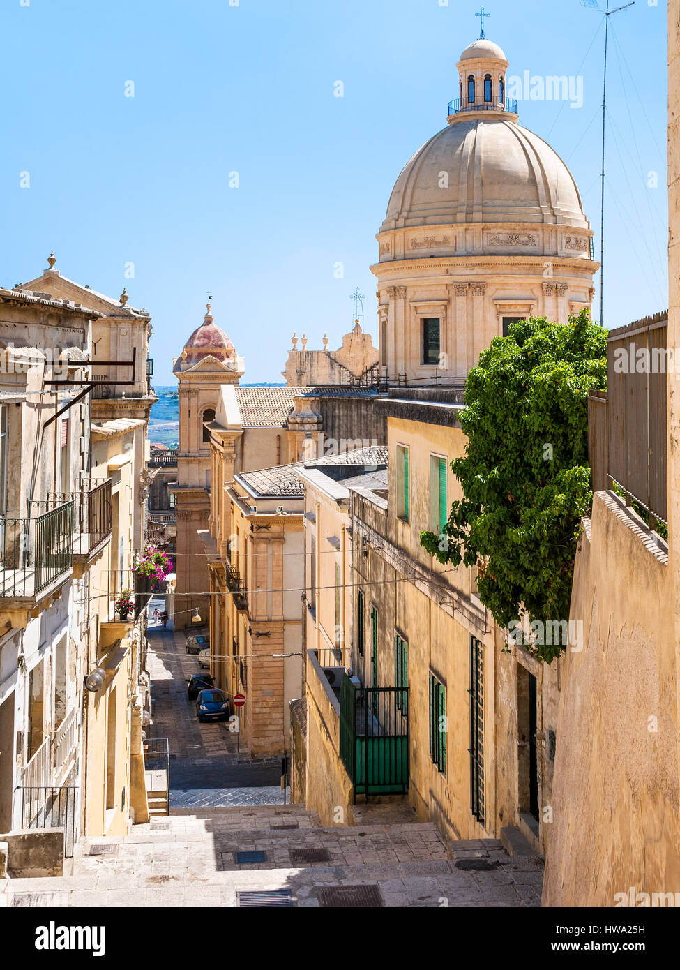 Reisen Sie nach Italien - Straße und Blick auf die Kuppel der Kathedrale in der Stadt Noto auf Sizilien Stockfoto