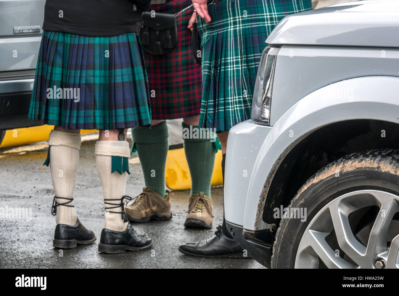 Nahaufnahme von drei Männer in Kilts neben 4 wheel drive Autos, als touristische Chauffeure handeln, North Berwick, East Lothian, Schottland, Großbritannien Stockfoto