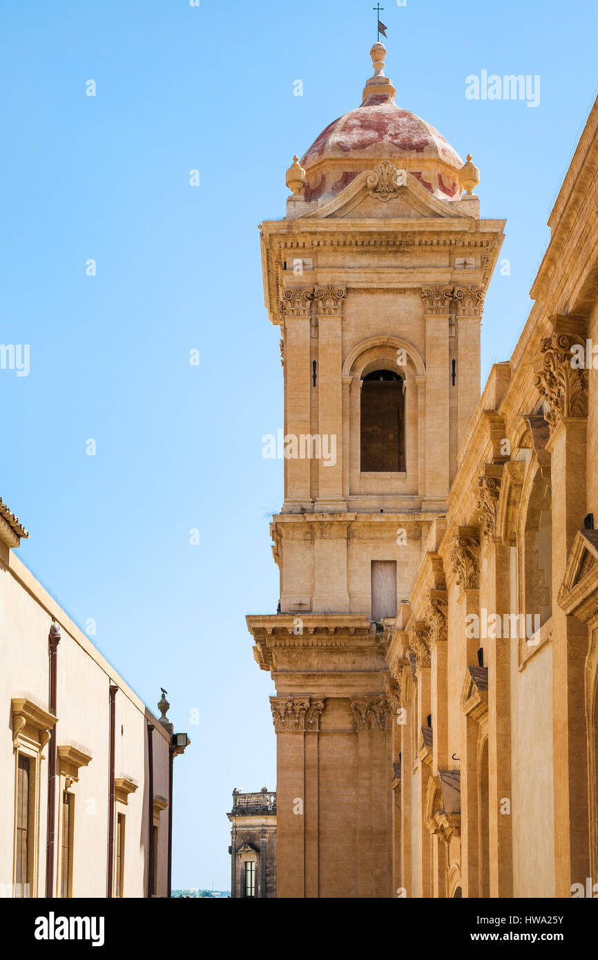 Reisen Sie nach Italien - Turm der Kathedrale in der Stadt Noto auf Sizilien Stockfoto