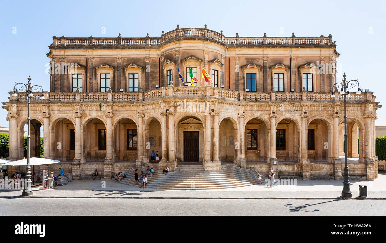 Reisen Sie nach Italien - Vorderansicht des Palazzo Ducezio (Rathaus) in Noto Stadt in Sizilien Stockfoto