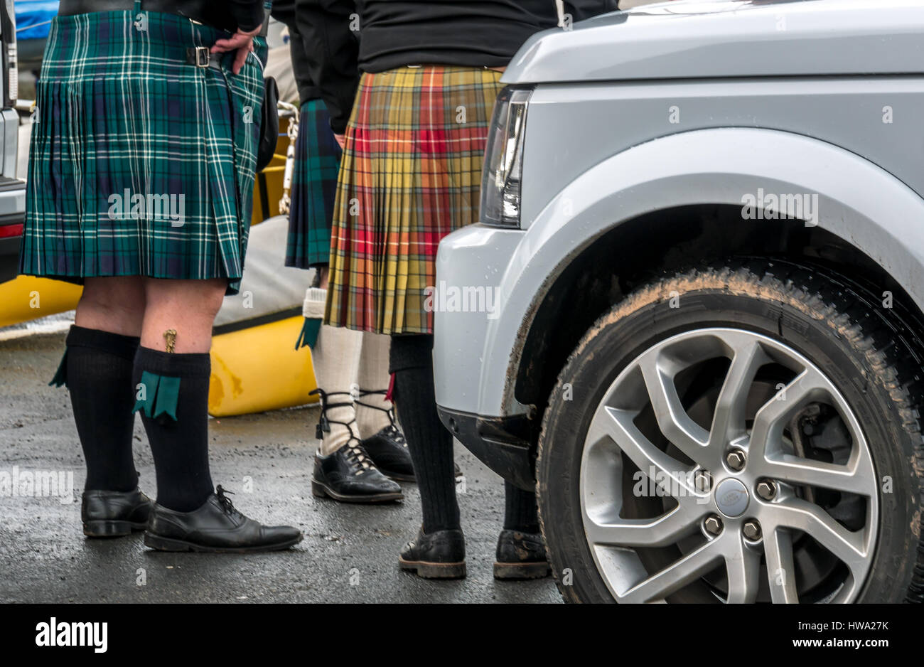 Nahaufnahme von drei Männer in Kilts neben 4 wheel drive Autos, als touristische Chauffeure handeln, North Berwick, East Lothian, Schottland, Großbritannien Stockfoto