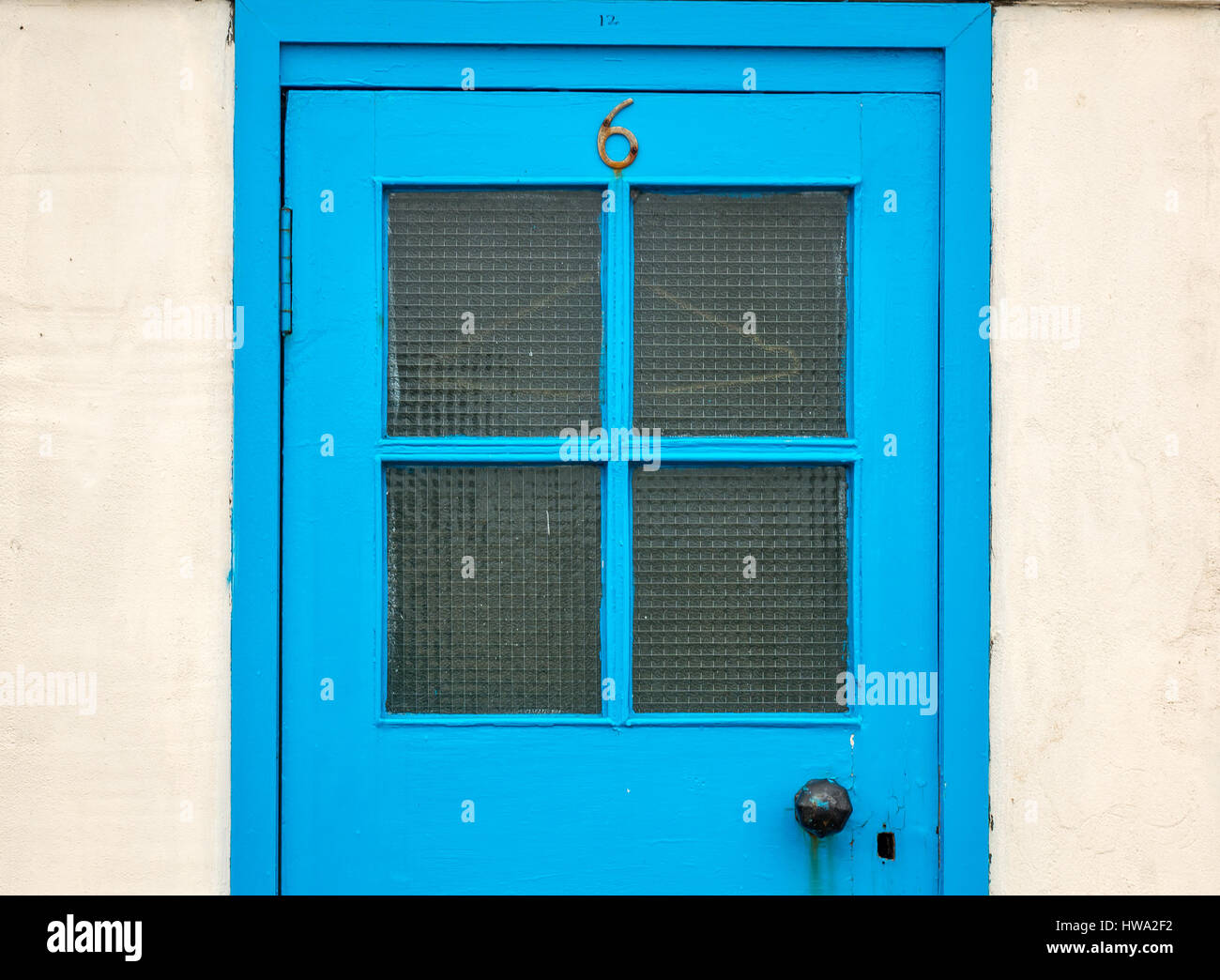 Nahaufnahme eines alten leuchtend blau bemalten Tür mit einer Nummer Sechs und Fensterscheiben in einer Stadt am Meer, North Berwick, East Lothian, Schottland, Großbritannien Stockfoto