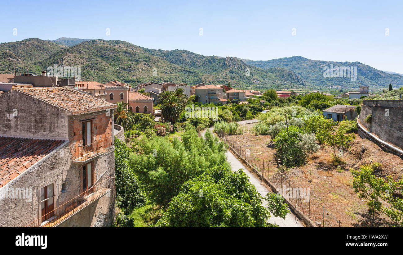 Reisen Sie nach Italien - Wohnhäuser in Francavilla di Sicilia Stadt in Sizilien Stockfoto