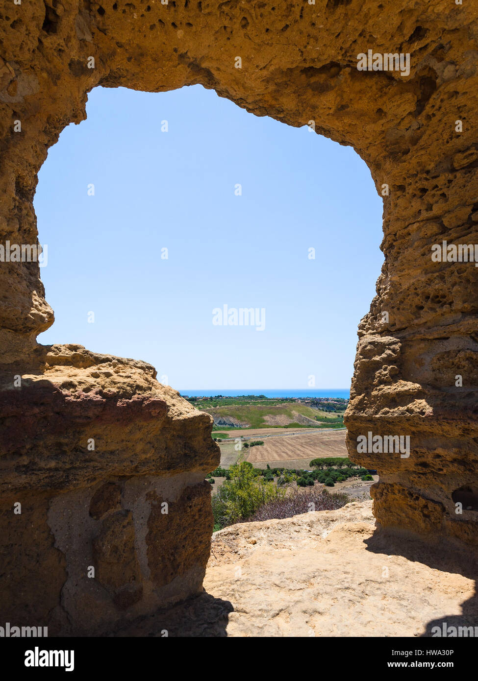 Reisen Sie nach Italien - Blick auf Mittelmeer Küste von Wand des Tempels im Tal der Tempel in Agrigent, Sizilien Stockfoto