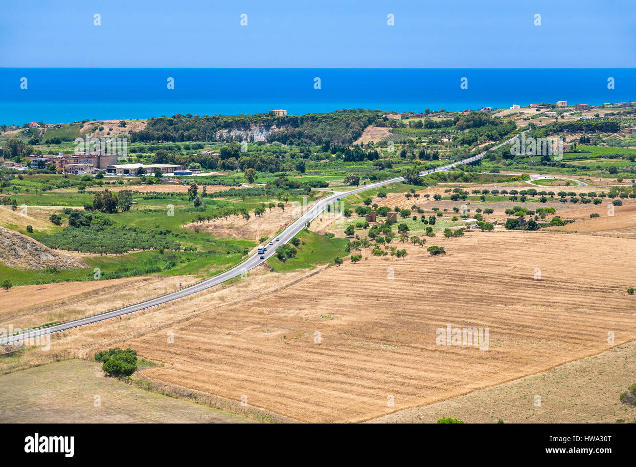Reisen Sie nach Italien - landwirtschaftliche Felder und Dorf in der Nähe von Agrigento Stadt auf Küste des Mittelmeeres in Sizilien Stockfoto