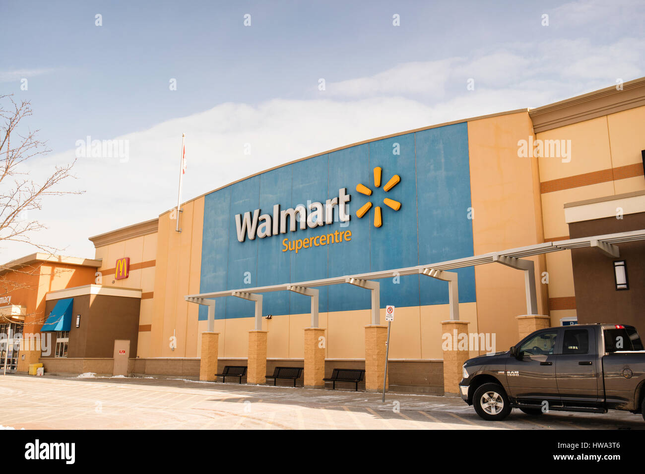 BRAMPTON, Kanada - 12. März 2017: Walmart Supercenters Eingang in Brampton, Ontario, Kanada. Walmart ist der weltweit drittgrößte Körperschaft des öffentlichen Rechts Stockfoto BRAMPTON, Kanada - 12. März 2017: Walmart Supercenters Eingang in Brampton, Ontario, Kanada. Walmart ist der weltweit drittgrößte Körperschaft des öffentlichen Rechts Stockfoto