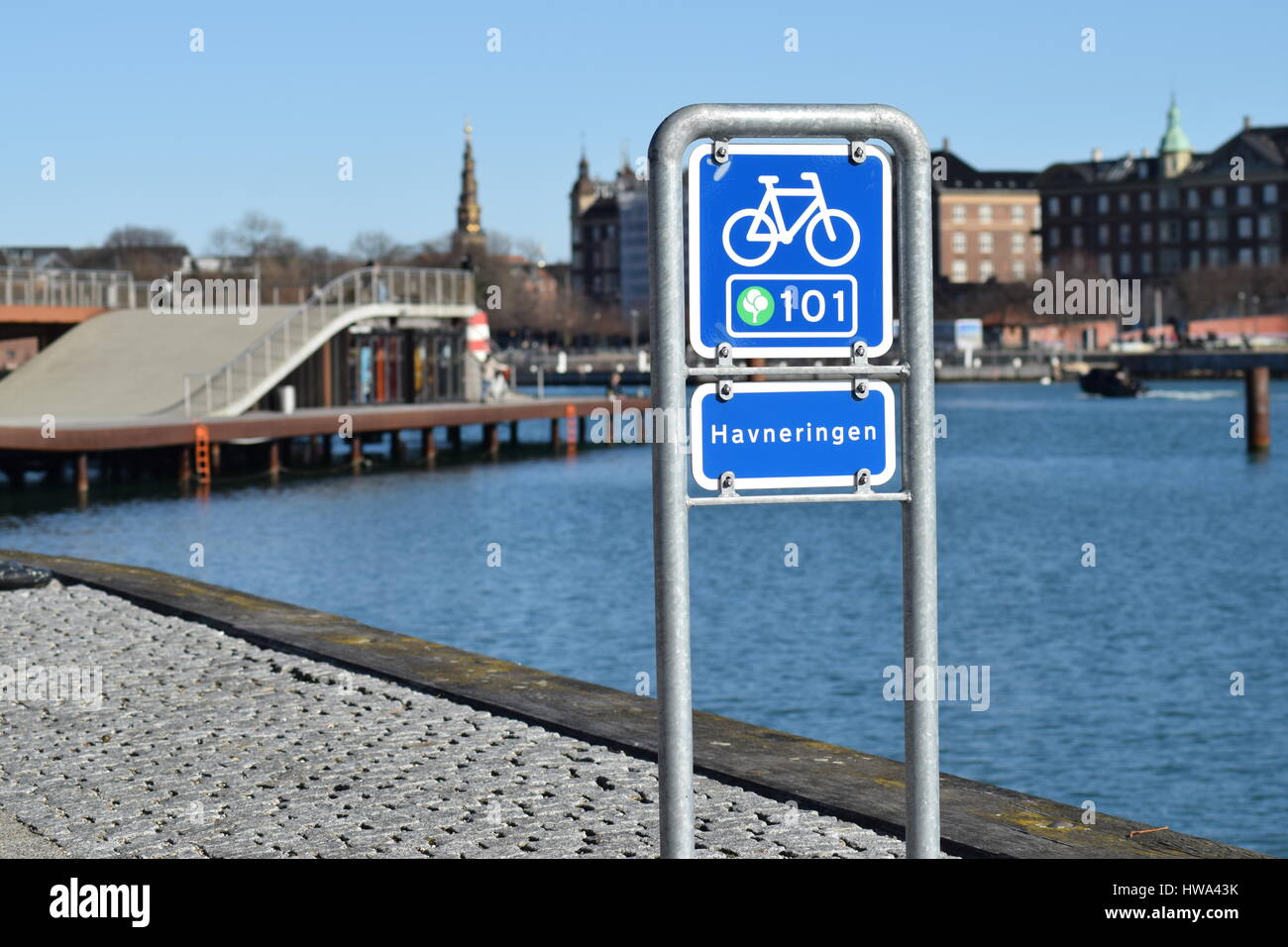 Blick auf Copenhagen Hafen mit Fahrrad Schild im Vordergrund Stockfoto