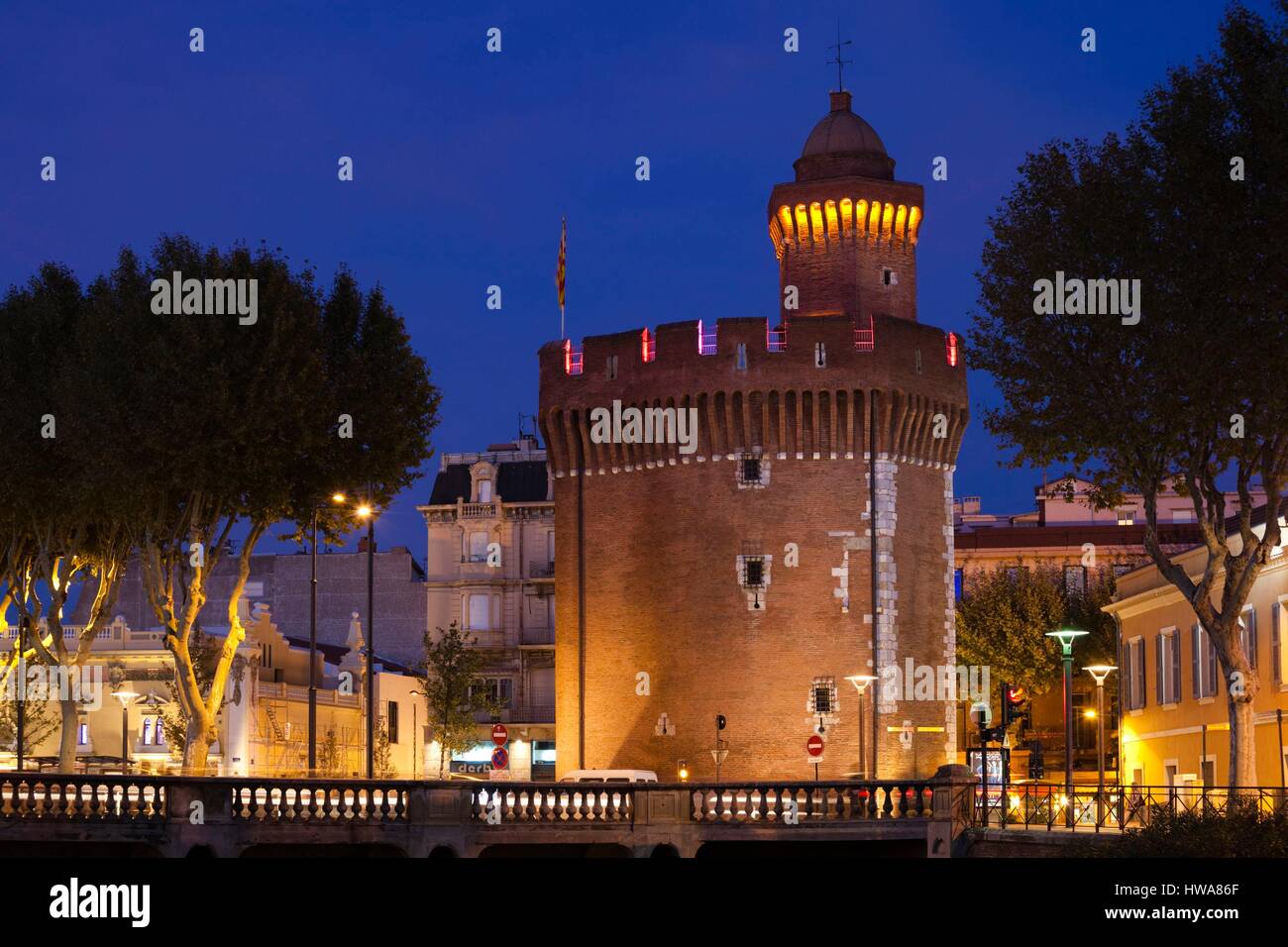 Frankreich, Pyrenäen Orientales, Perpignan, Le Castillet Casa Pairal, Dämmerung Stockfoto