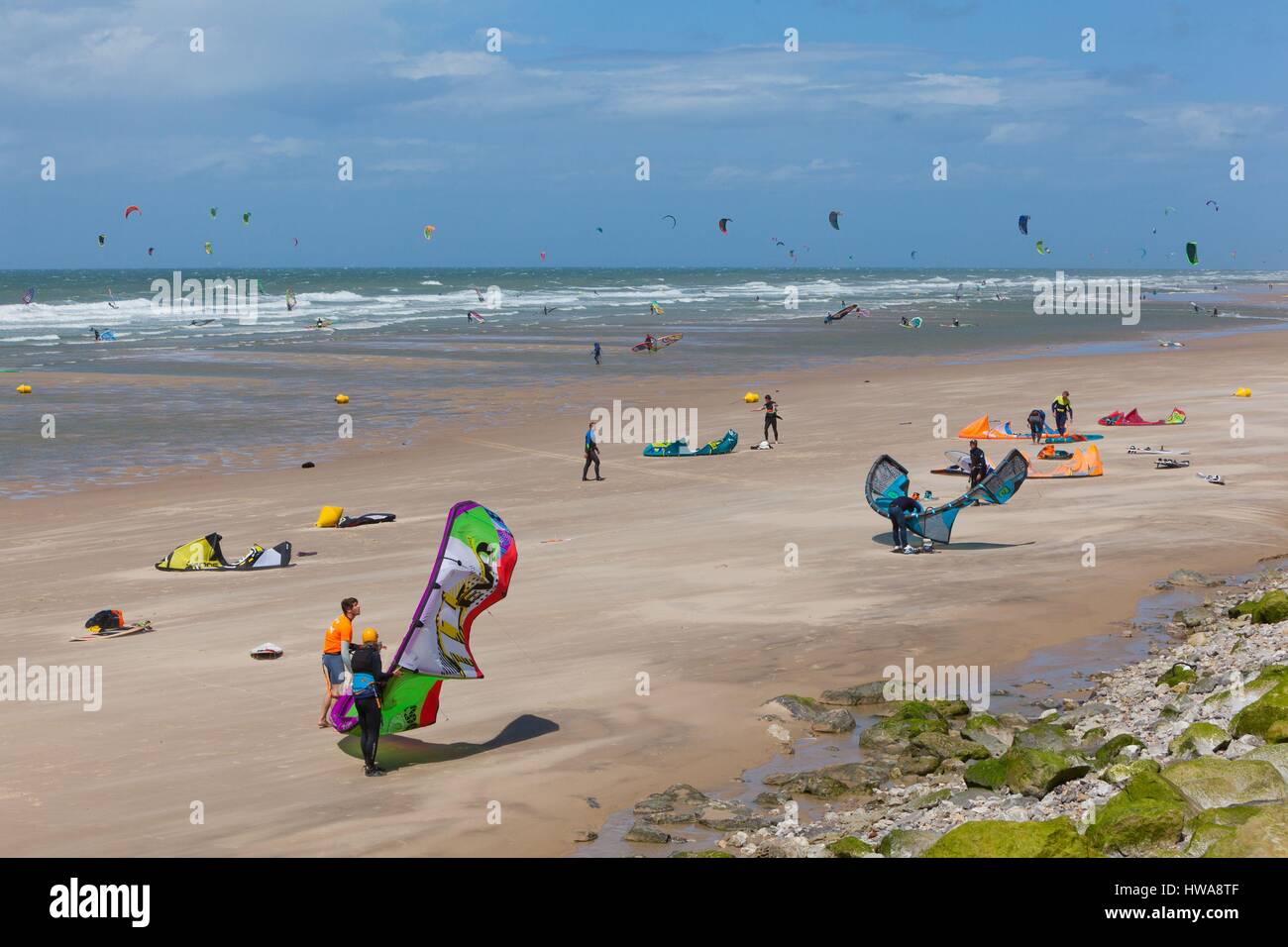 Frankreich, Pas-De-Calais, Wissant, Kitesurfen und Windsurfen Stockfoto