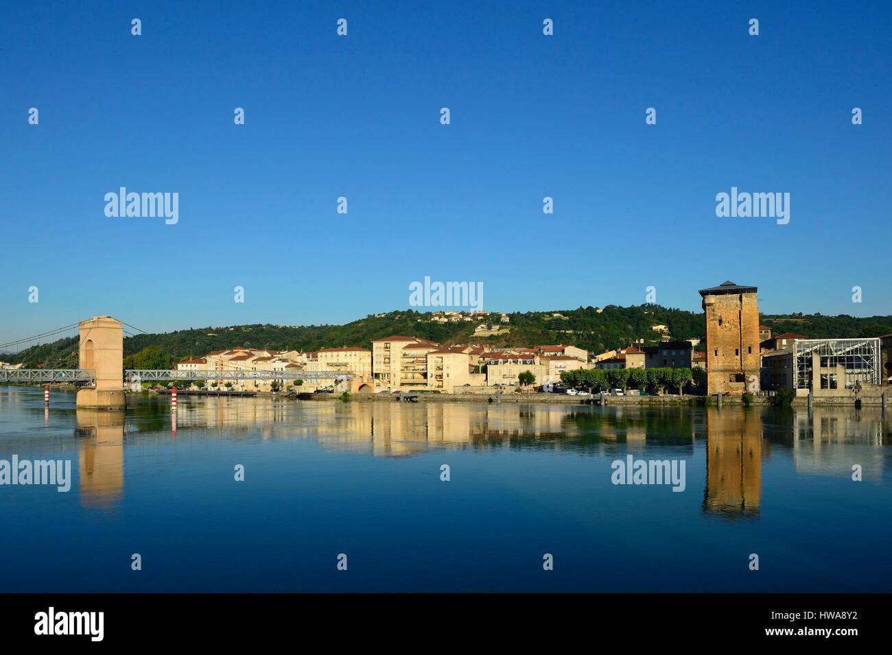 Frankreich, Rhone, Sainte-Colombe, Kloster der Cordeliers und der Valois Turm gesehen von Vienne (Isère) Stockfoto