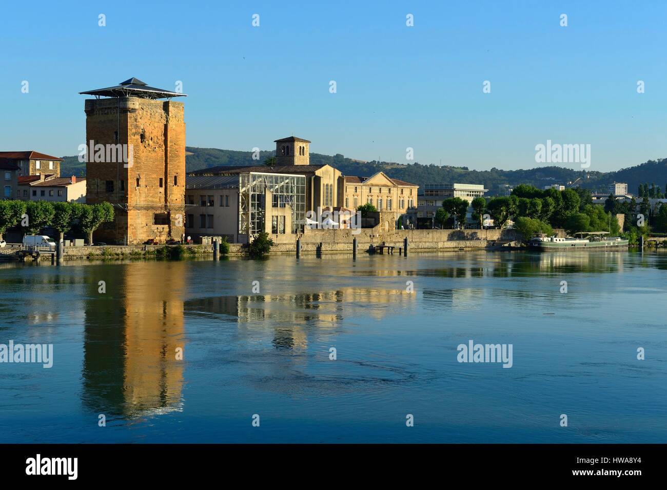 Frankreich, Rhone, Sainte-Colombe, Kloster der Cordeliers und der Valois Turm gesehen von Vienne (Isère) Stockfoto