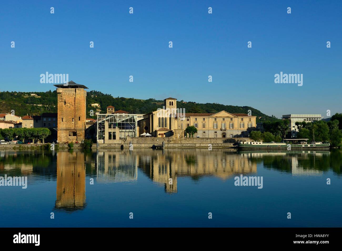 Frankreich, Rhone, Sainte-Colombe, Kloster der Cordeliers und der Valois Turm gesehen von Vienne (Isère) Stockfoto
