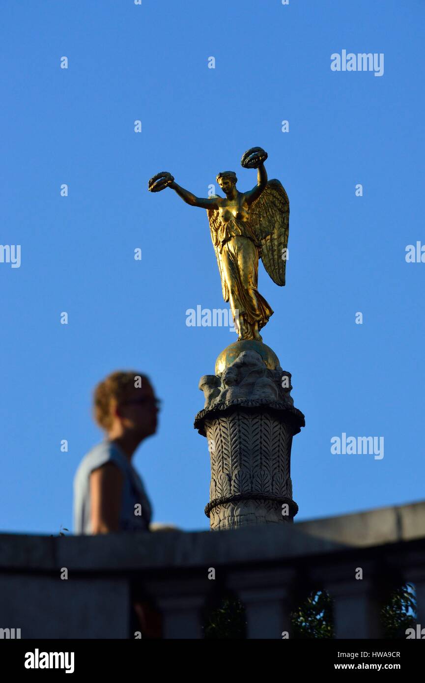 Frankreich, Paris, place du Châtelet, schwingt die Lorbeeren des Sieges von Louis-Simon Boizot Bildhauer am oberen Rand der Spalte von der Quelle der statue Stockfoto