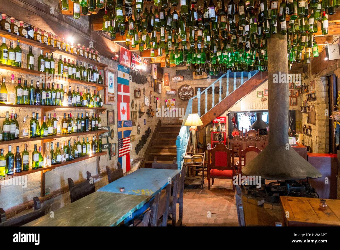 Kolumbien, Boyacá Abteilung, Villa de Leyva, eine Kolonialstadt, ungewöhnliche Restaurant mit Umgang mit Flasche Stockfoto