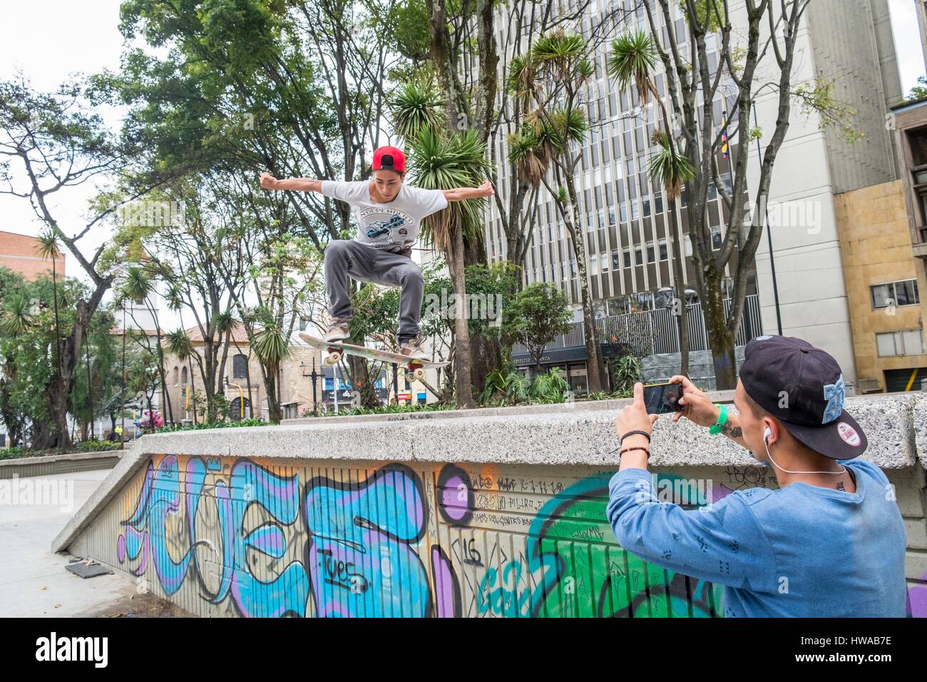 Kolumbien, Cundinamarca Abteilung, Bogota, Innenstadt, Parque Santander, Jugend auf Skates Stockfoto
