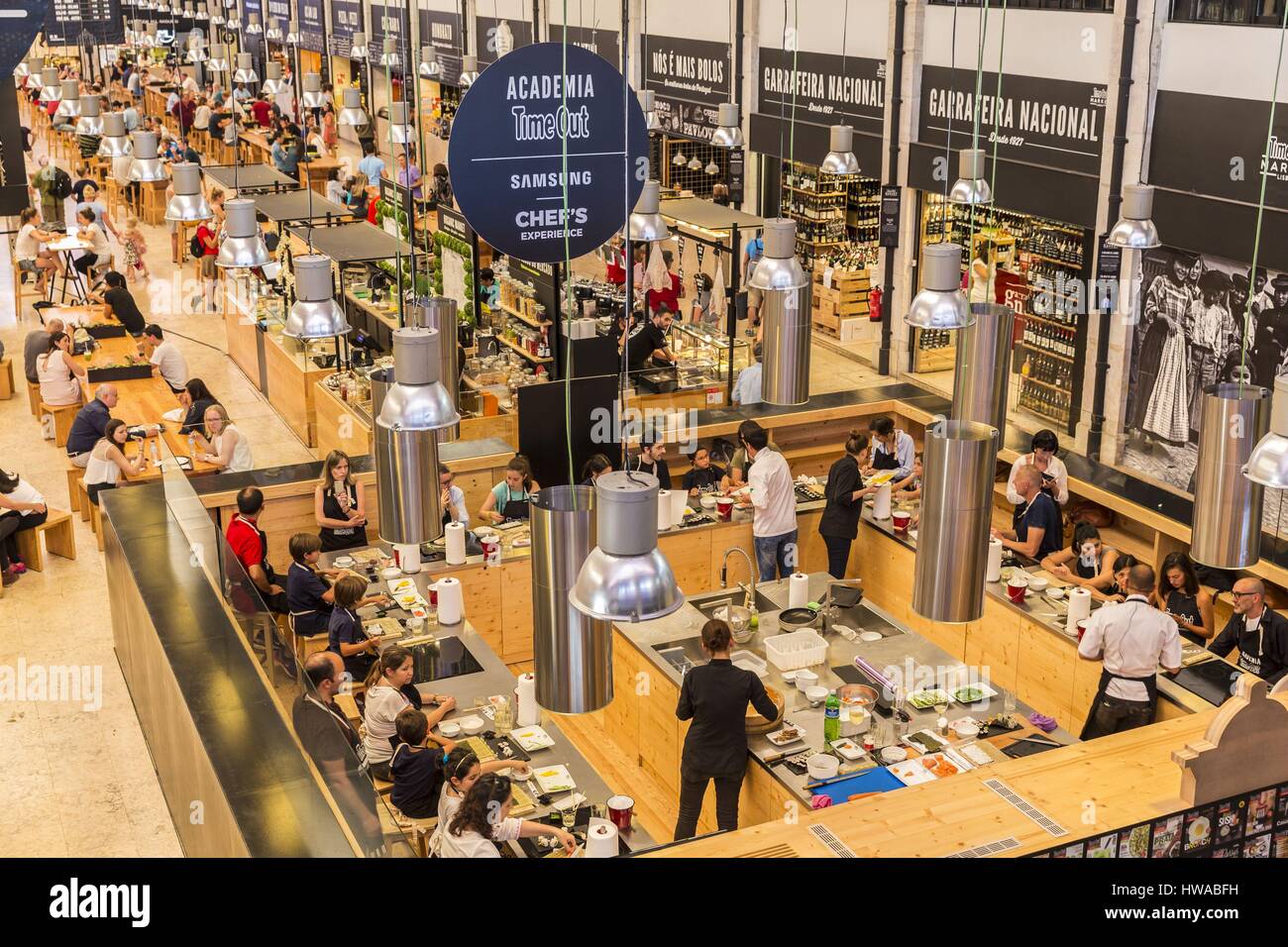 Portugal, Lissabon, Food-Court Time Out Mercado da Ribeira Stockfoto
