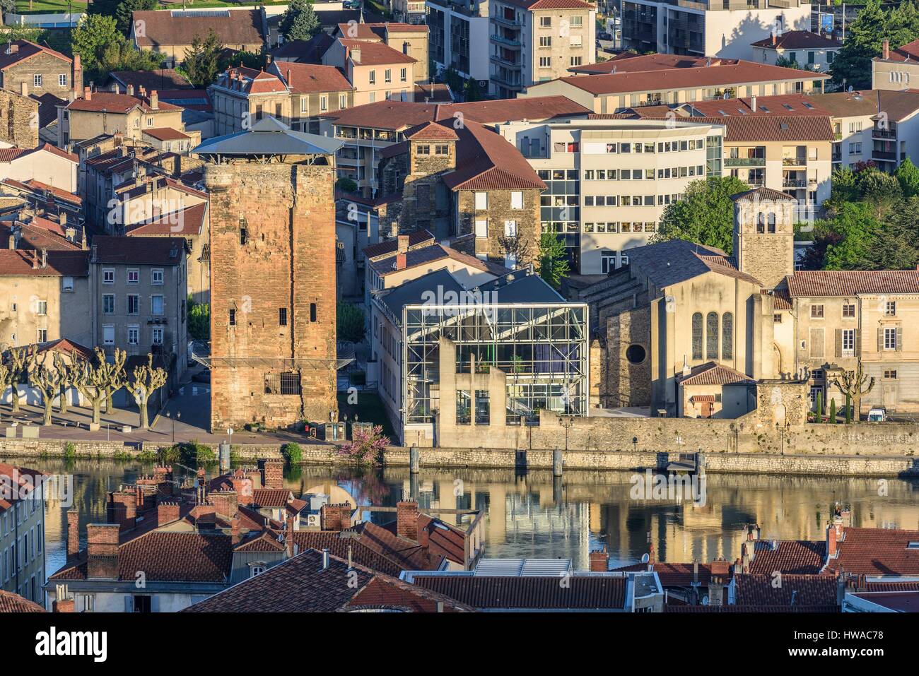 Frankreich, Rhone, Sainte-Colombe, Kloster der Cordeliers und der Valois Turm gesehen von Vienne (Isère) Stockfoto