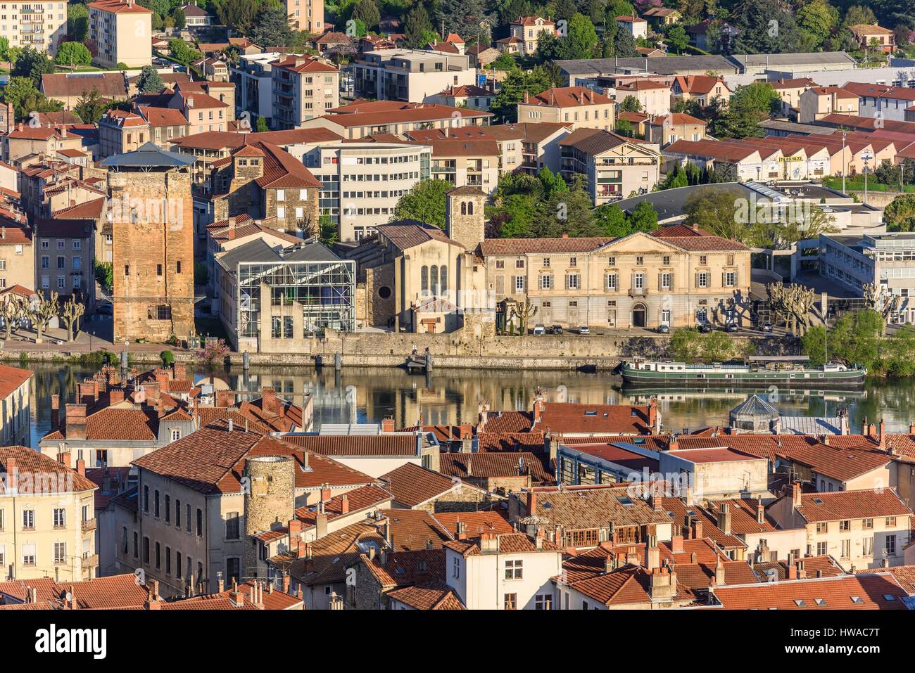 Frankreich, Rhone, Sainte-Colombe, Kloster der Cordeliers und der Valois Turm gesehen von Vienne (Isère) Stockfoto