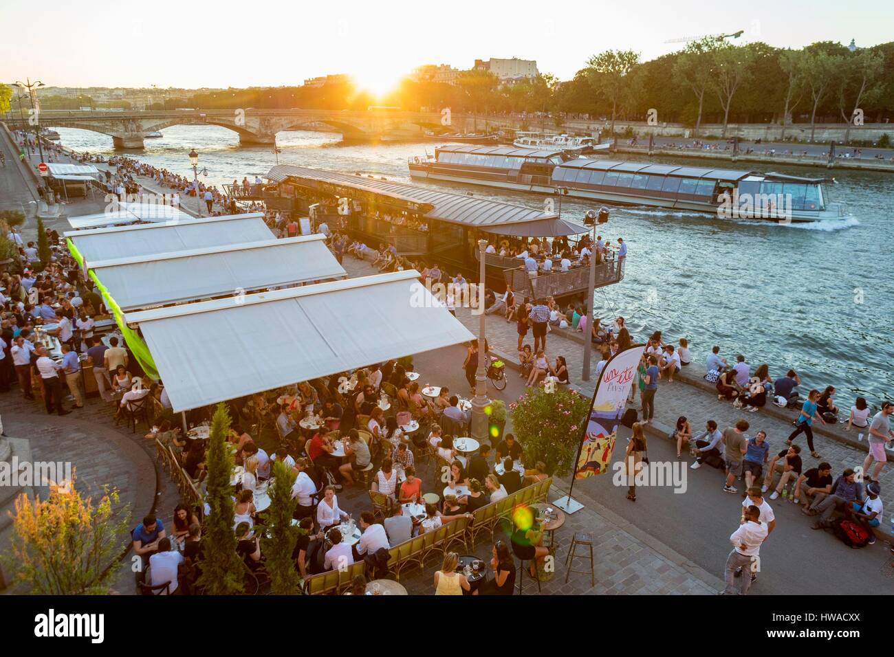 Frankreich, Paris, Bereich aufgeführt als Weltkulturerbe der UNESCO, die neue Berges im Quai d ' Orsay mit dem Kahn bar Bistrot Alexandre III Stockfoto