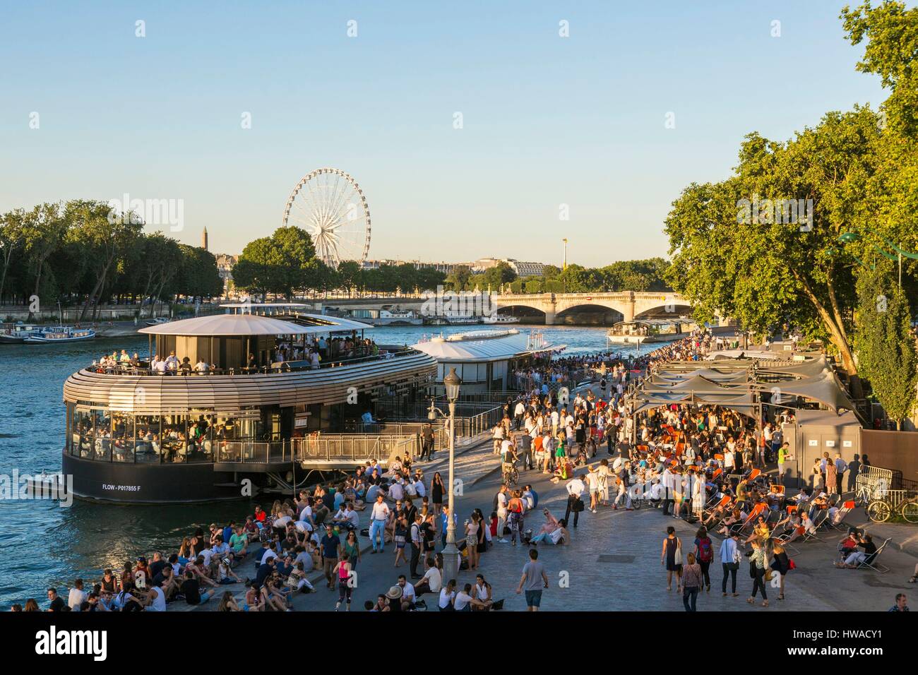 Frankreich, Paris, Bereich aufgeführt als Weltkulturerbe der UNESCO, die neue Berges im Quai d ' Orsay mit bar Lastkähne Fluss und Rosa Bonheur-Sur-Seine Stockfoto