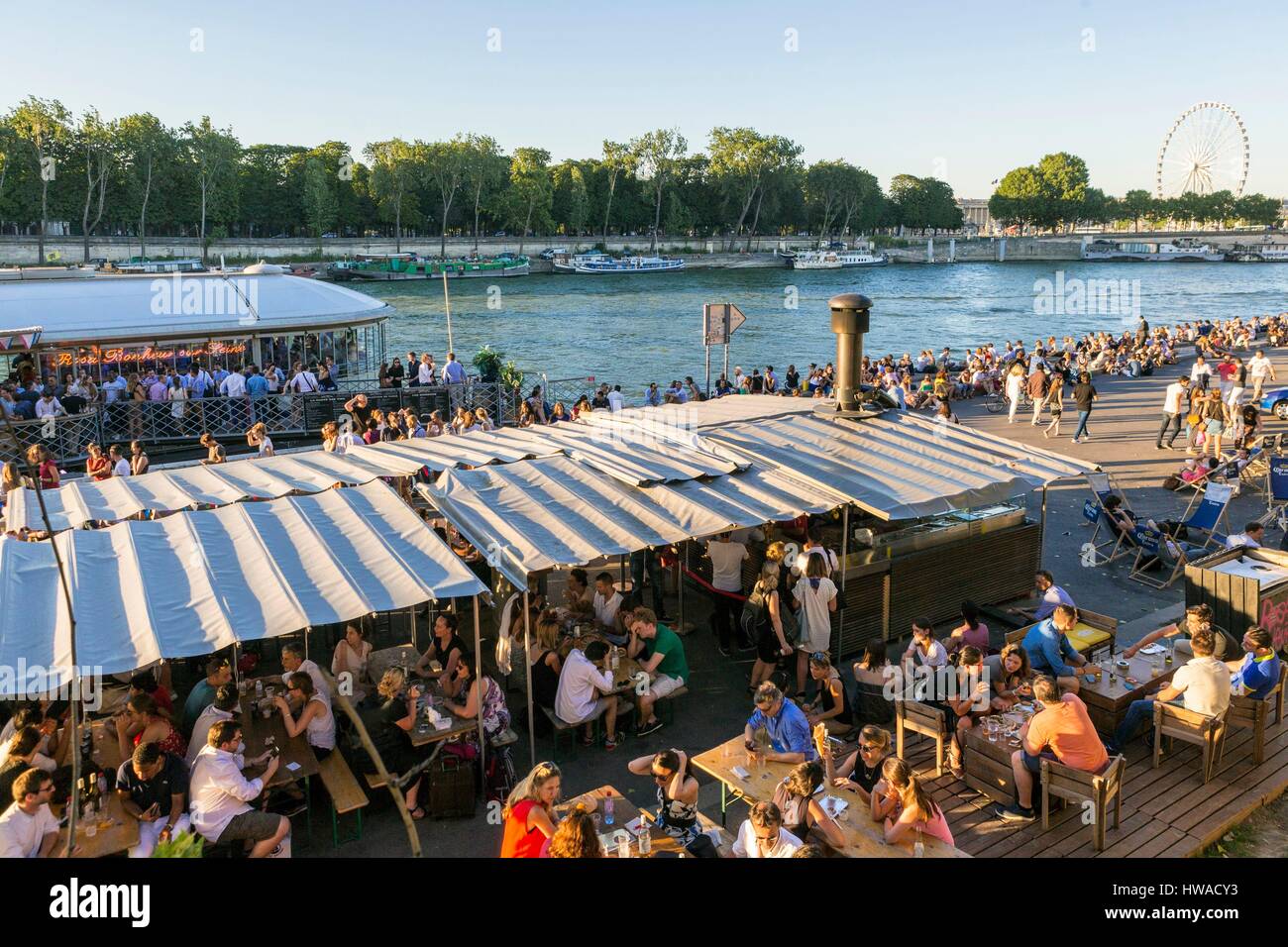Frankreich, Paris, Bereich aufgeführt als Weltkulturerbe der UNESCO, die neue Berges im Quai d ' Orsay mit dem Kahn Rosa Bonheur-Sur-Seine Stockfoto