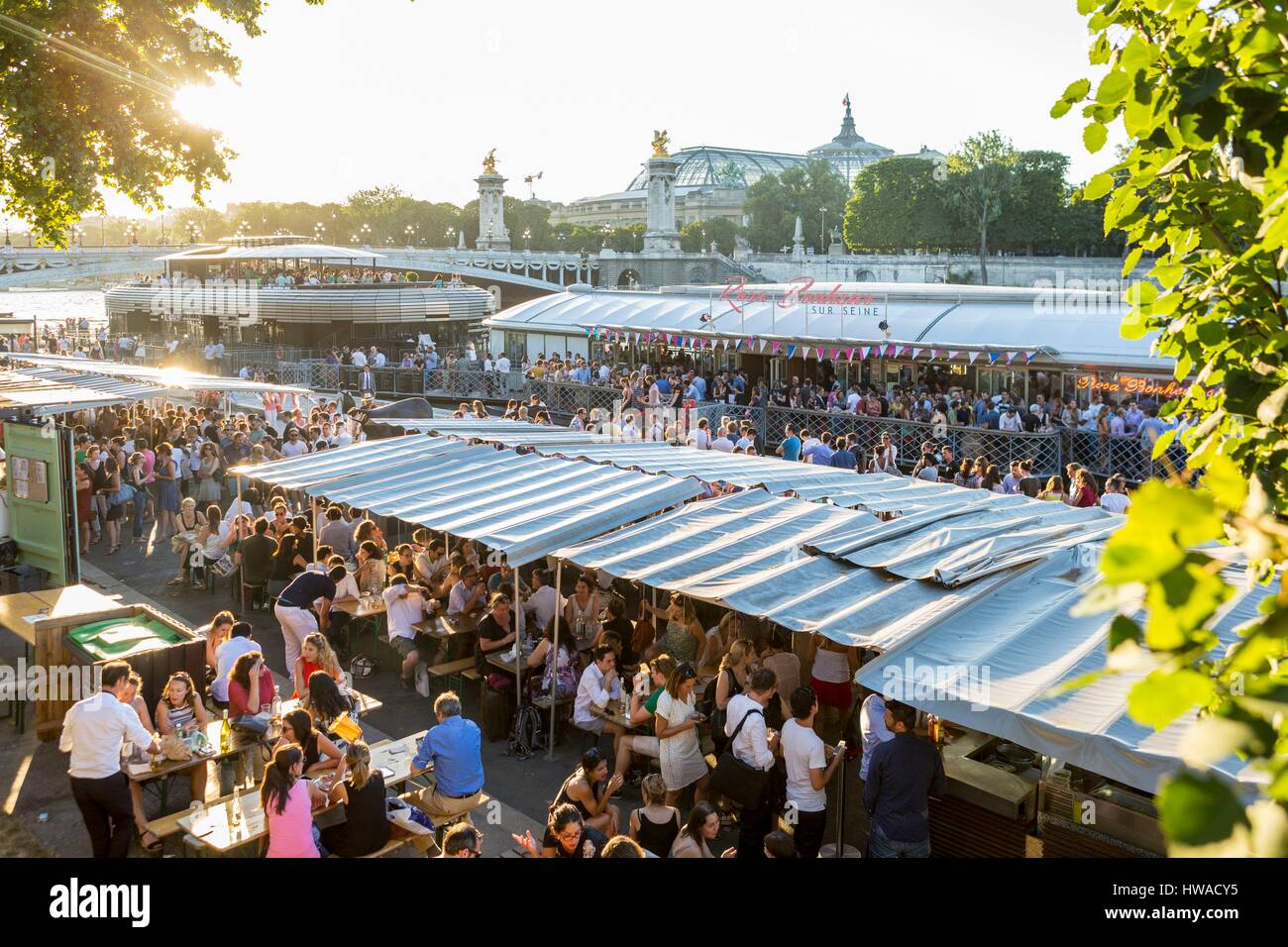 Frankreich, Paris, Bereich aufgeführt als Weltkulturerbe der UNESCO, die neue Berges im Quai d ' Orsay mit bar Lastkähne Fluss und Rosa Bonheur-Sur-Seine Stockfoto