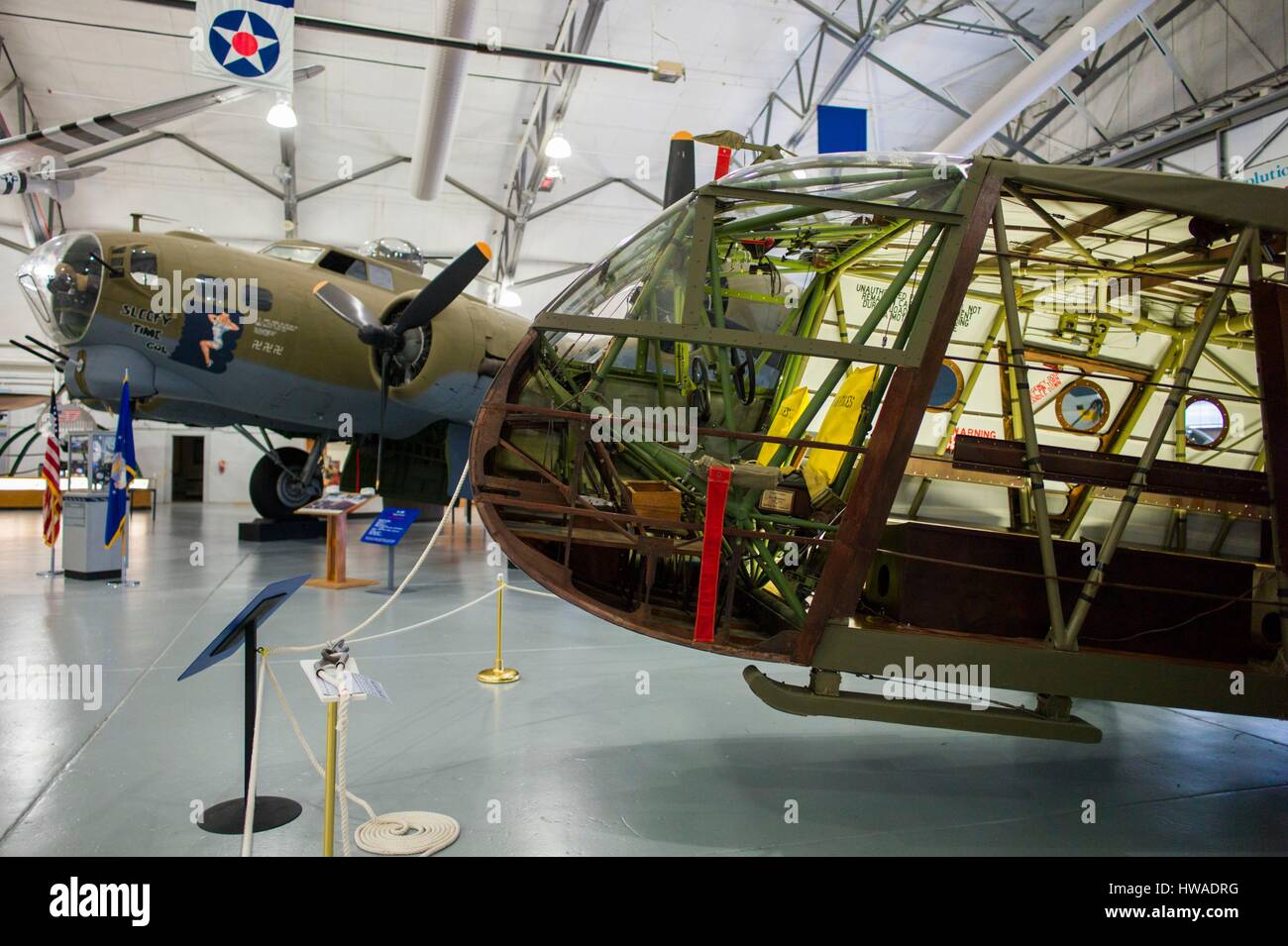 USA, Delaware, Dover, Dover Air Force Base, Luft-Mobilität Befehl Museum, WW2-Ära Waco-Gleiter und b-17 bomber Stockfoto