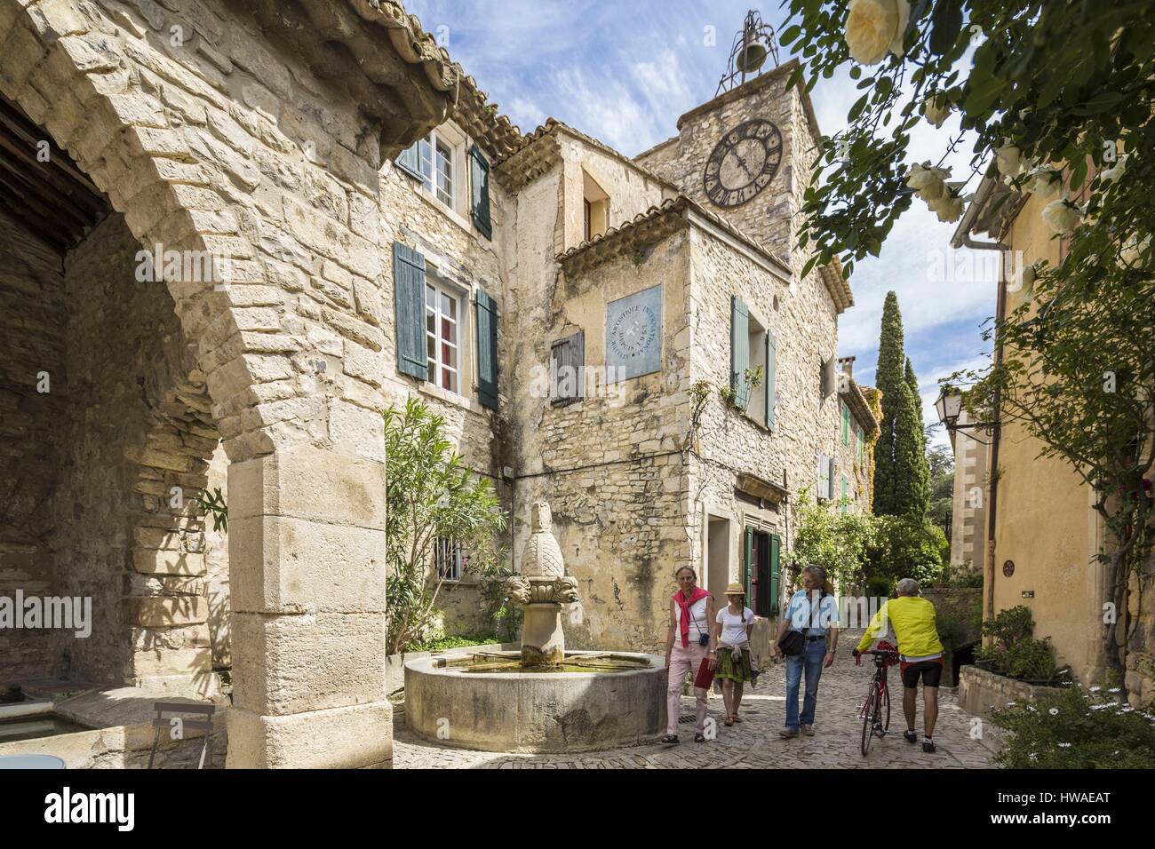 Frankreich, Vaucluse, Seguret, Les Plus Beaux Dörfer de France (The Most Beautiful Dörfer Frankreichs), gekennzeichnet die Fontaine des Maskarons (Brunnen, wi Stockfoto