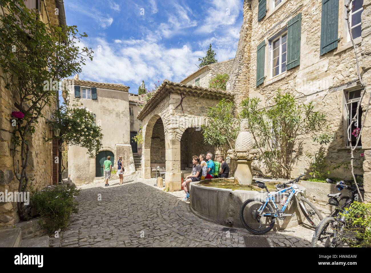 Frankreich, Vaucluse, Seguret, Les Plus Beaux Dörfer de France (The Most Beautiful Dörfer Frankreichs), gekennzeichnet die Fontaine des Maskarons (Brunnen, wi Stockfoto