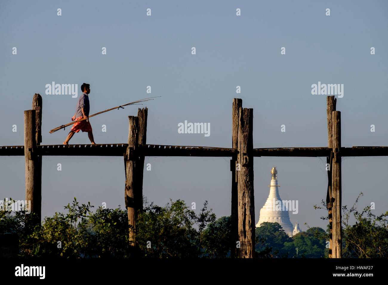 Burma, Myanmar, Amarapura, Teakholz U Bein Brücke über den Taungthman See Stockfoto