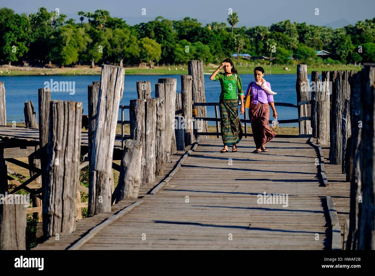 Burma, Myanmar, Amarapura, Teakholz U Bein Brücke über den Taungthman See Stockfoto