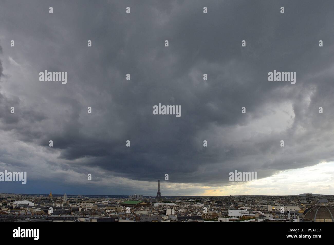 Frankreich, Paris, Boulevard Haussmann, Paris unter einem Gewitterhimmel Blick auf den Garten auf dem Dach das Kaufhaus Galeries Lafayette Stockfoto