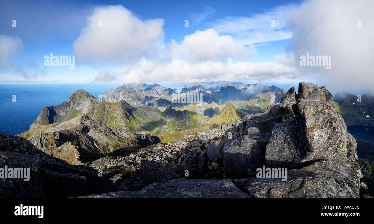 Norwegen, Nordland, Lofoten-Inseln, Moskenesoy Insel, Wandern zum Gipfel des Hermannsdalstinden (der höchste Berg auf der Insel 1029 m), Blick f Stockfoto