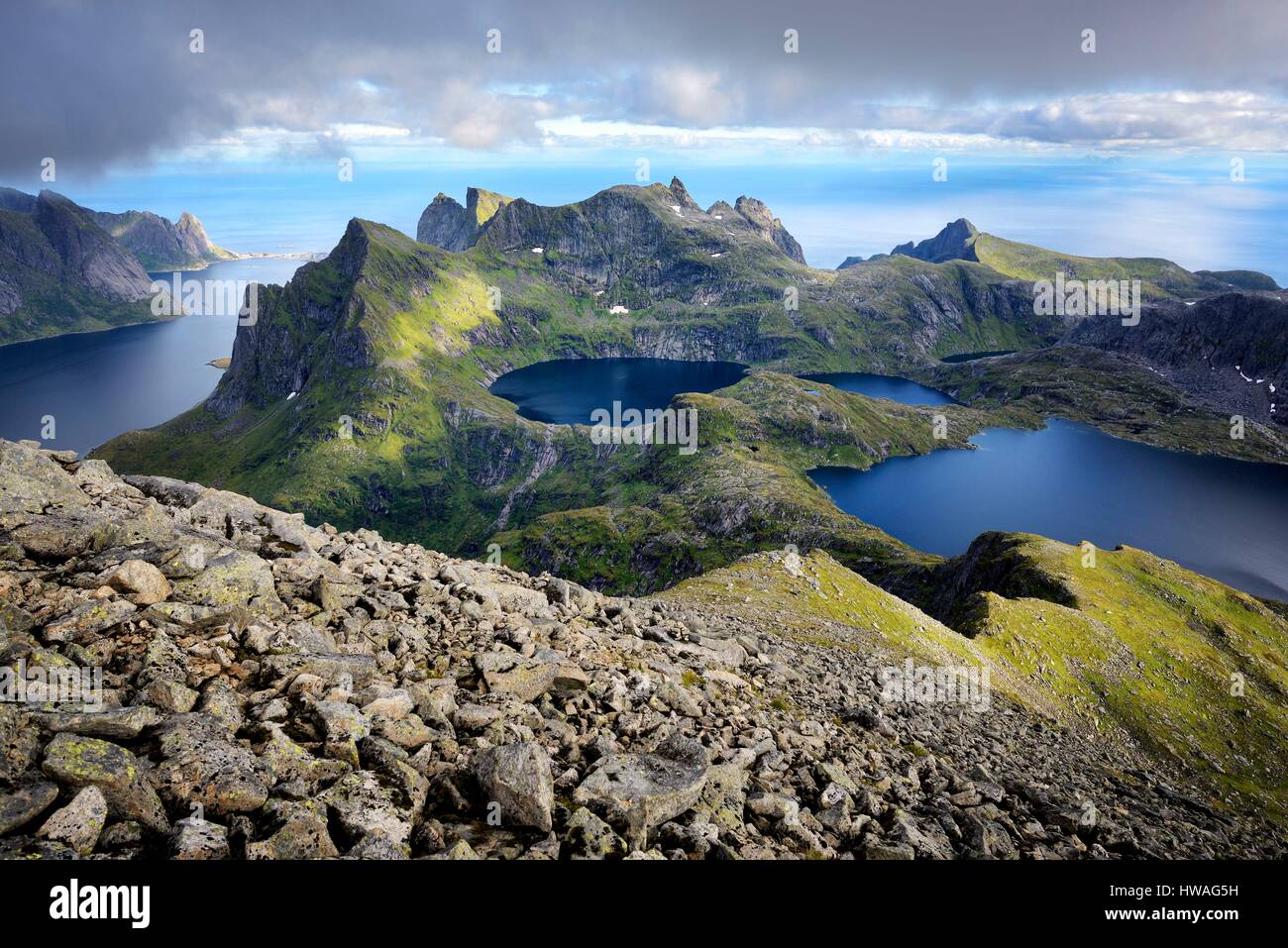 Norwegen, Nordland, Lofoten-Inseln, Moskenesoy Insel, Wandern zum Gipfel des Hermannsdalstinden (der höchste Berg auf der Insel 1029 m), Blick f Stockfoto