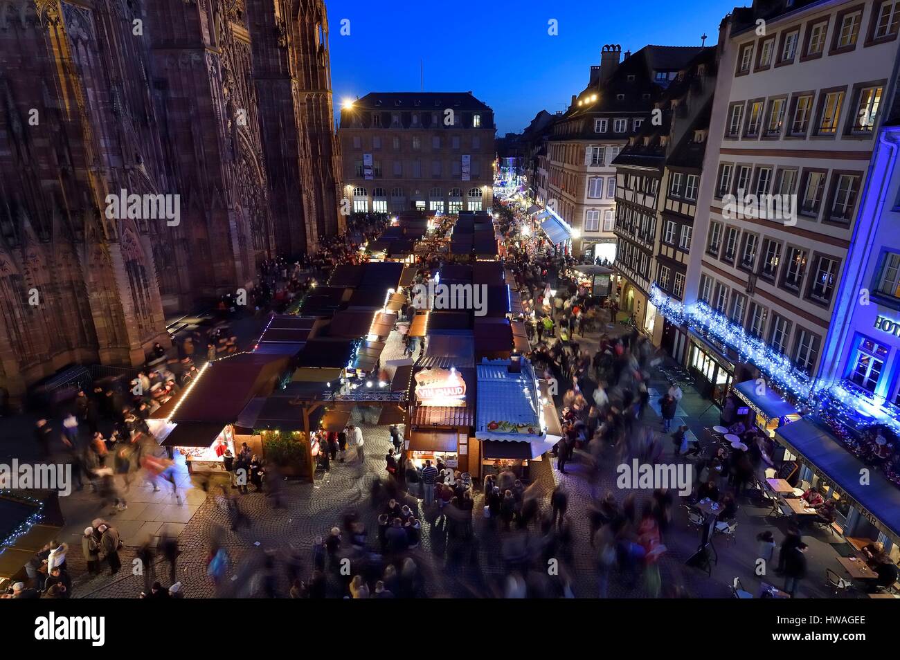 Frankreich, Bas Rhin, Straßburg, Weltkulturerbe der UNESCO, Place De La Cathedrale, Weihnachtsmarkt (Christkindelsmarik) und die Notre-Dame-Katze Stockfoto