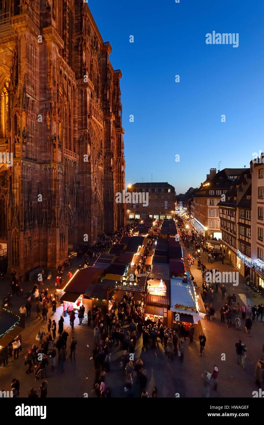 Frankreich, Bas Rhin, Straßburg, Weltkulturerbe der UNESCO, Place De La Cathedrale, Weihnachtsmarkt (Christkindelsmarik) und die Notre-Dame-Katze Stockfoto