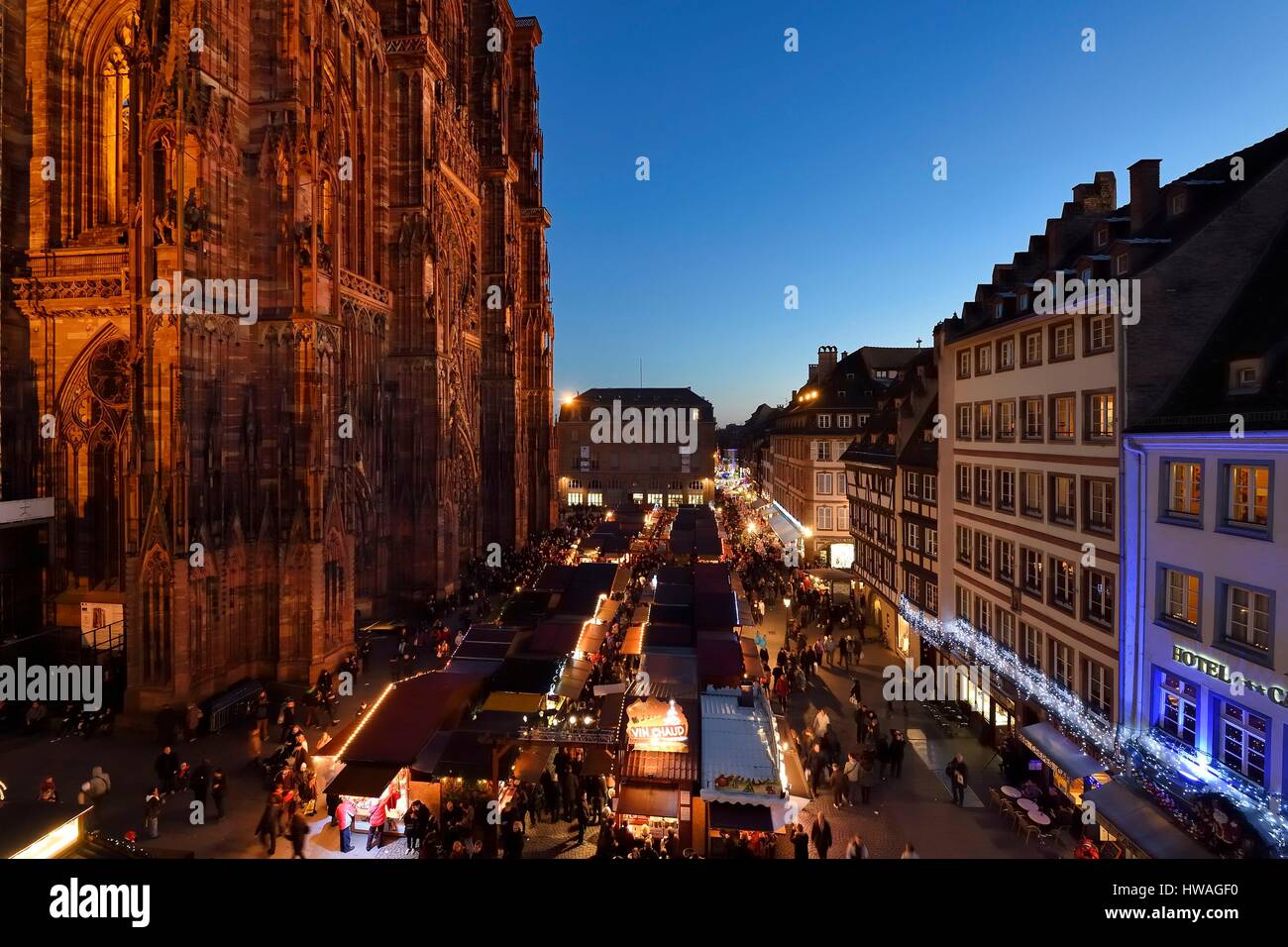 Frankreich, Bas Rhin, Straßburg, Weltkulturerbe der UNESCO, Place De La Cathedrale, Weihnachtsmarkt (Christkindelsmarik) und die Notre-Dame-Katze Stockfoto