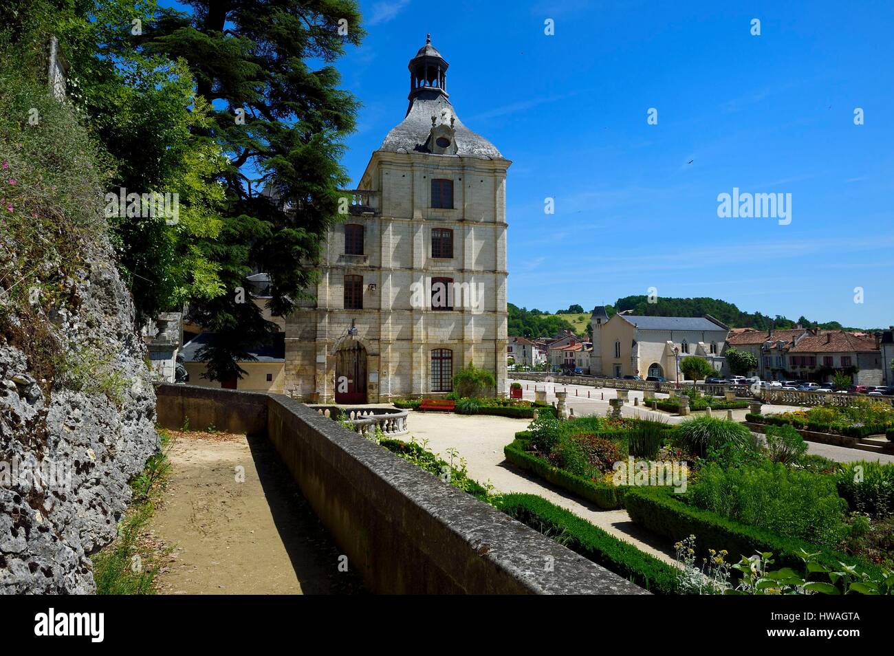 Frankreich, Dordogne, Brantome, Benediktiner-Abtei Saint-Pierre links und die ehemalige Pfarrkirche Kirche rechts Stockfoto