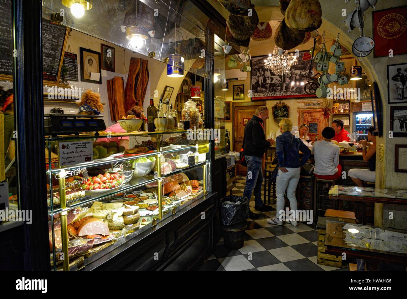 Italien, Latium, Rom, Altstadt Weltkulturerbe der UNESCO, Stadtteil Trastevere im Inneren ein Lebensmittelgeschäft mit Verbrauchern s wiederherstellen Stockfoto