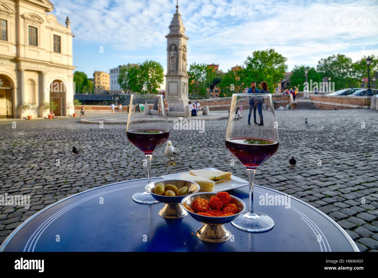 Italien, Latium, Rom, Altstadt Weltkulturerbe der UNESCO, Ortsteil Campo di Fiori, Piazza di San Bartolomeo all' Isola, Gläser Stockfoto