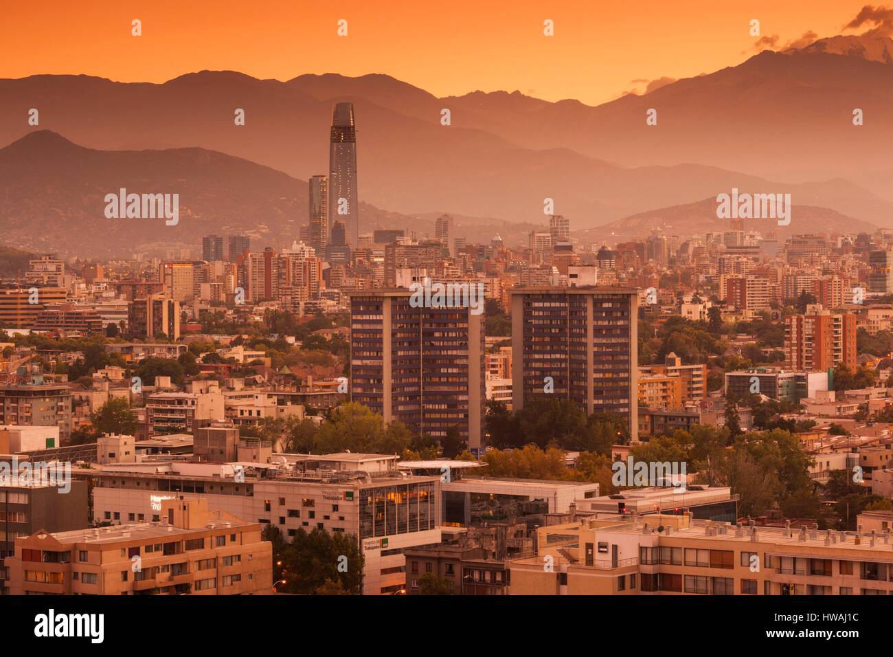 Chile, Santiago, erhöhte Stadtansicht in Richtung Gran Torre Santiago Turm, Morgendämmerung Stockfoto