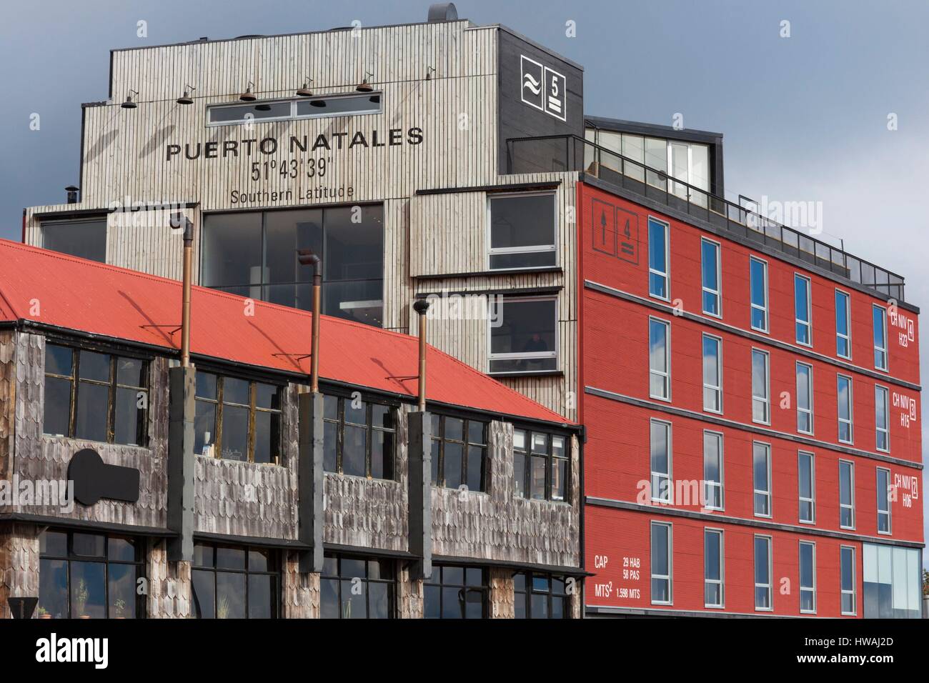 Chile, Magallanes Region, Puerto Natales, Schilder mit Stadt Koordinaten, Hotel Indigo Stockfoto