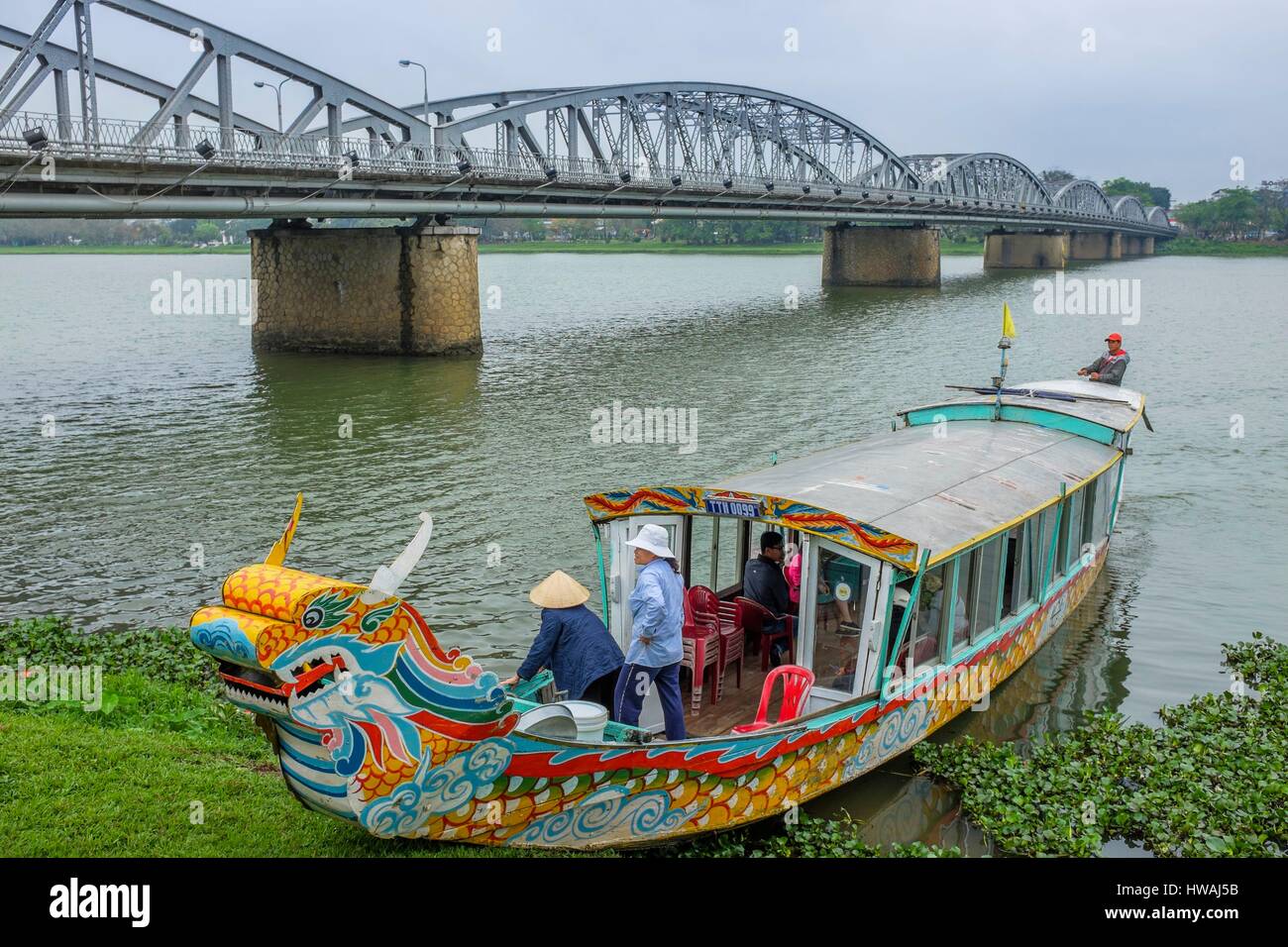 Vietnam, North Central Coast Region, Provinz Thua Thien-Hue, Hue, Parfüm-Fluss und Trang Tien (ehemalige Clemenceau Brücke) Stockfoto