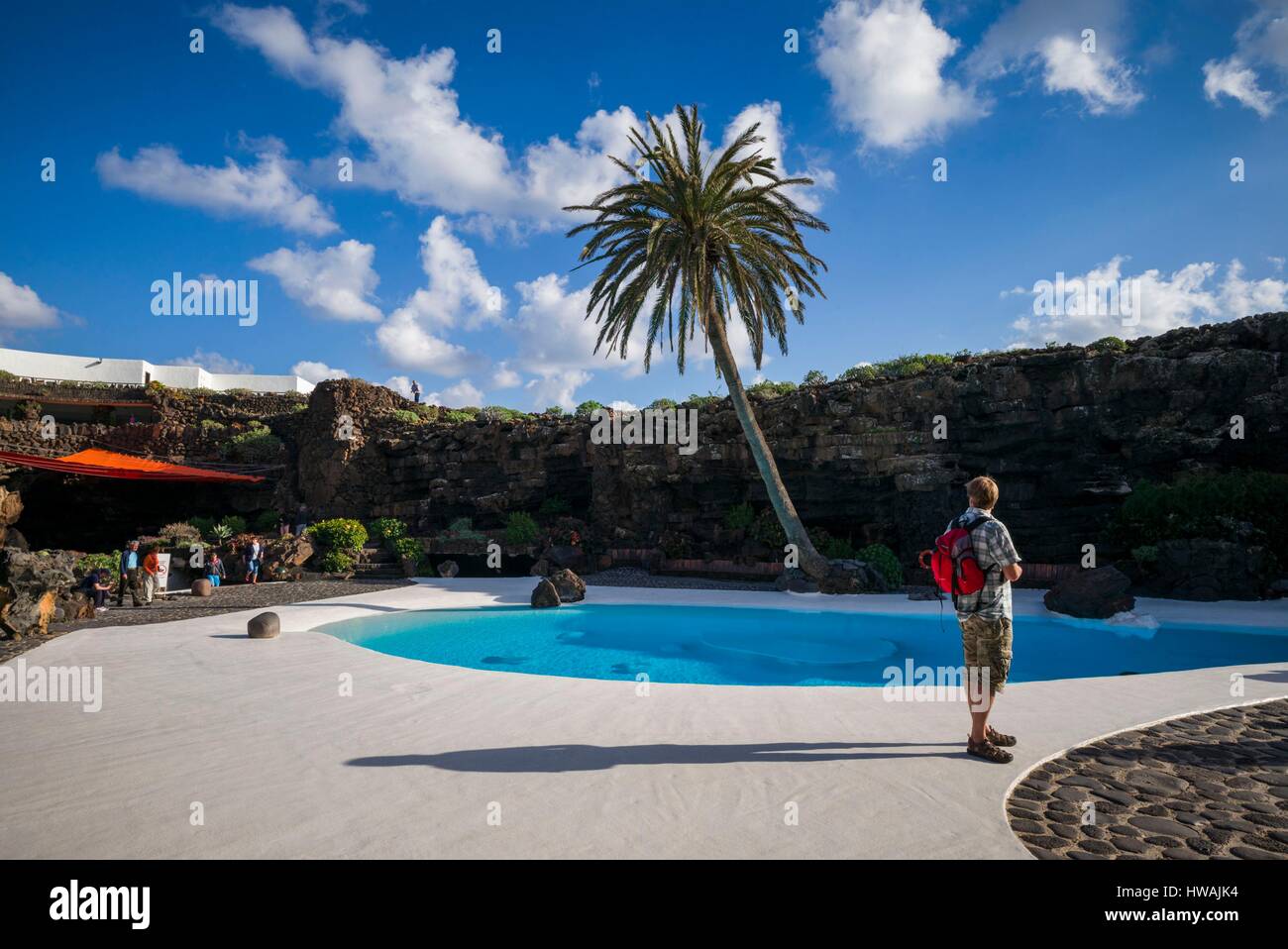 Spanien, Kanarische Inseln, Lanzarote, Jameos del Agua, komplexe in alten Lavatunnel, entworfen von Cesar Manrique, außen Pool Stockfoto