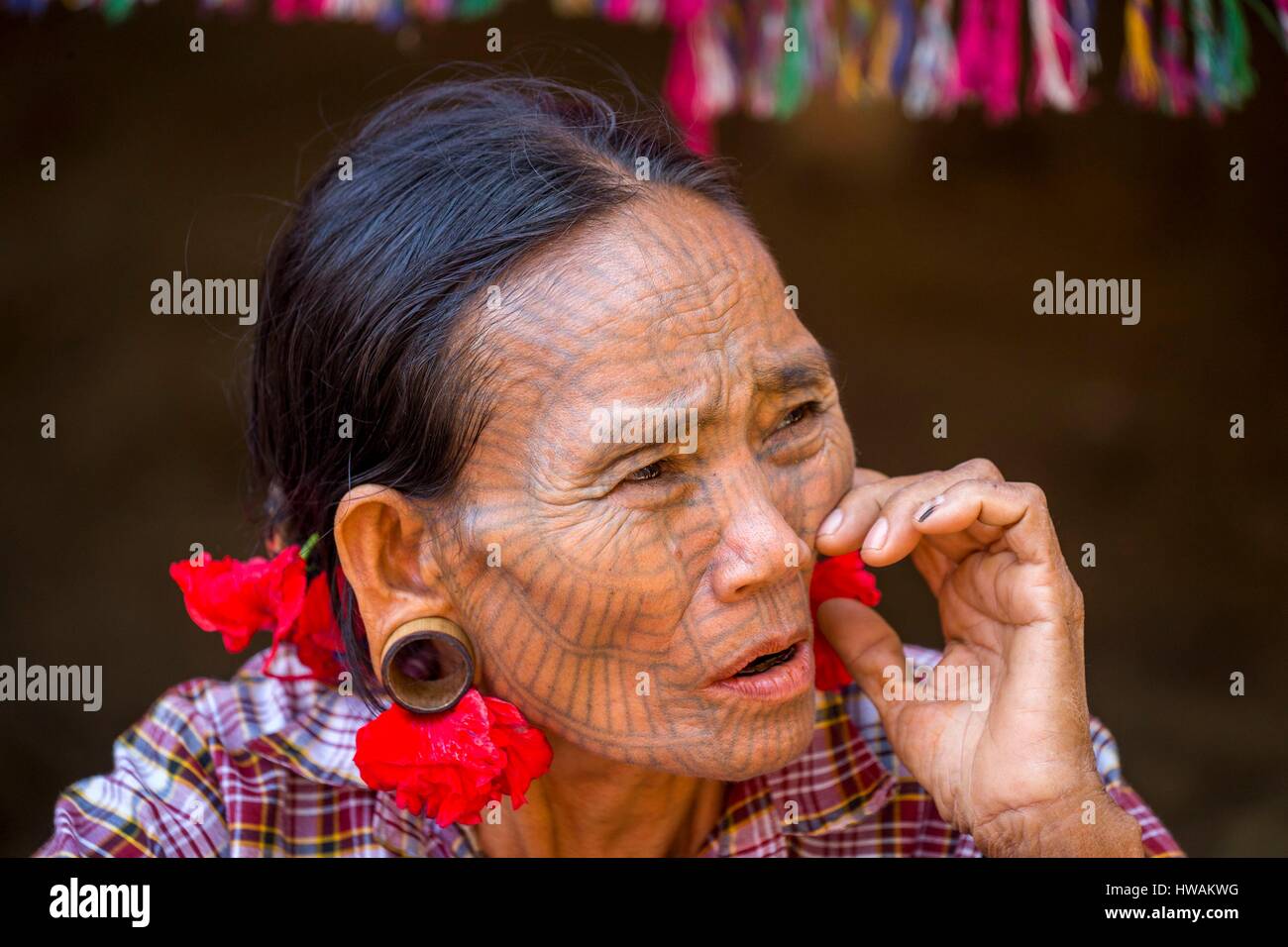 Myanmar, Rakhine-Staat Mrauk U Region, Pan Ba Dorf Tattoed Chin Dame Stockfoto