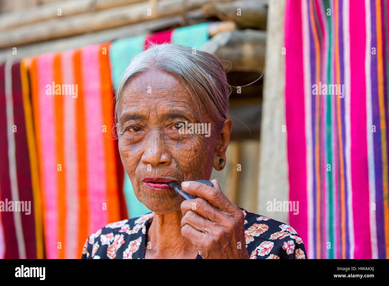 Myanmar, Rakhine-Staat Mrauk U Region, Pan Ba Dorf Tattoed Chin Dame Stockfoto